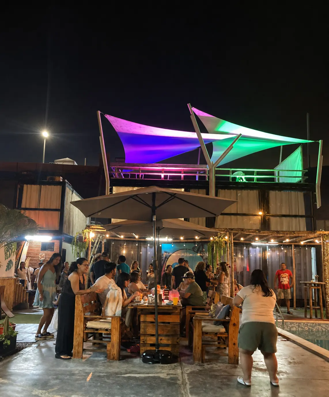 Ambiente nocturno en los espacios comunes de Surfari