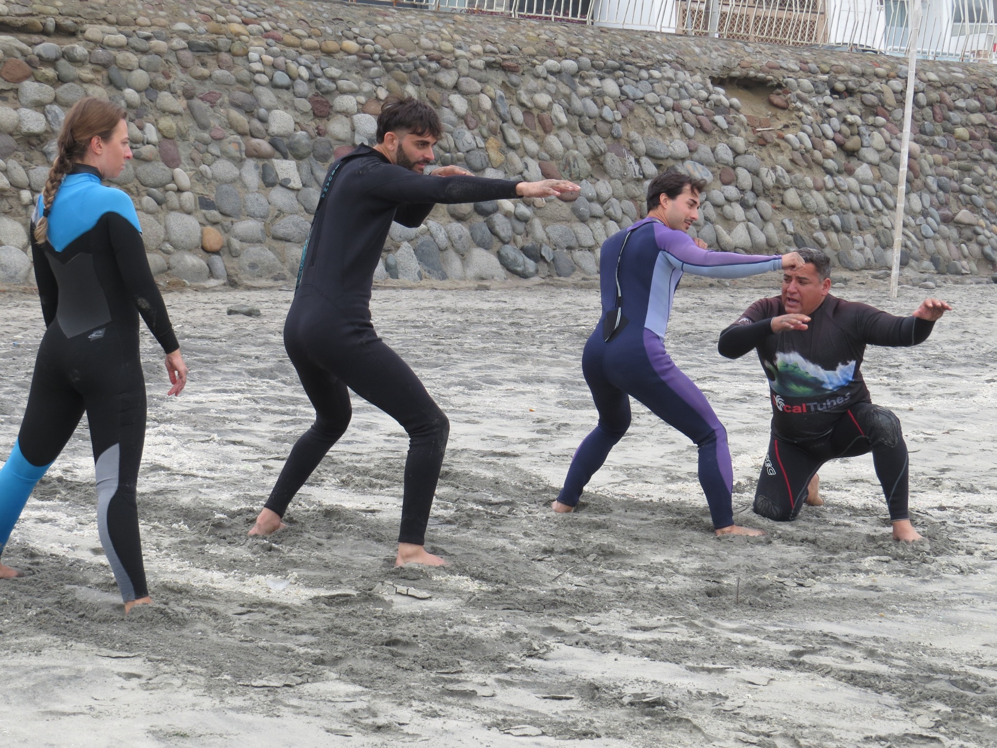Clase práctica de surf en la playa