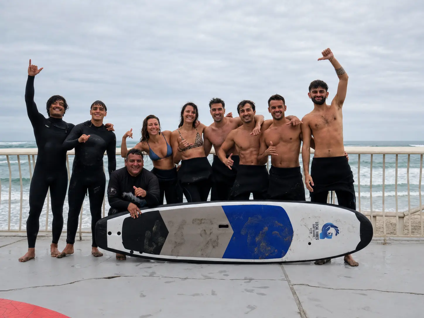 Viajeros compartiendo una experiencia de surf en Punta Rocas