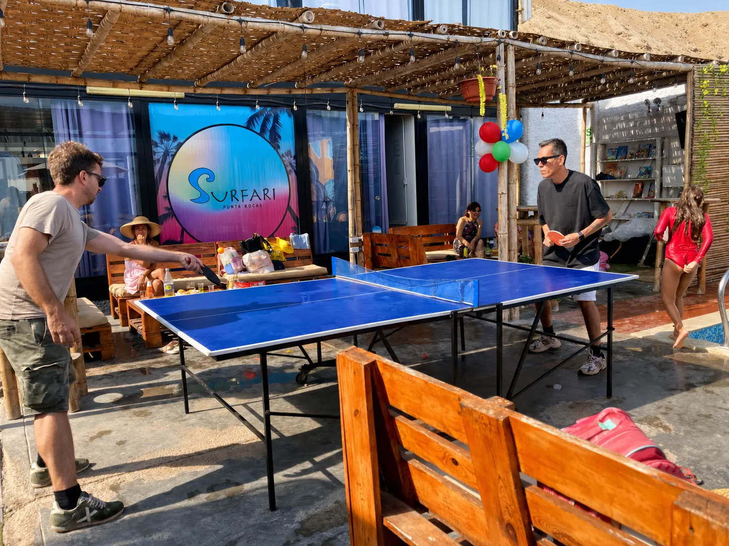 Huéspedes jugando ping pong en Surfari