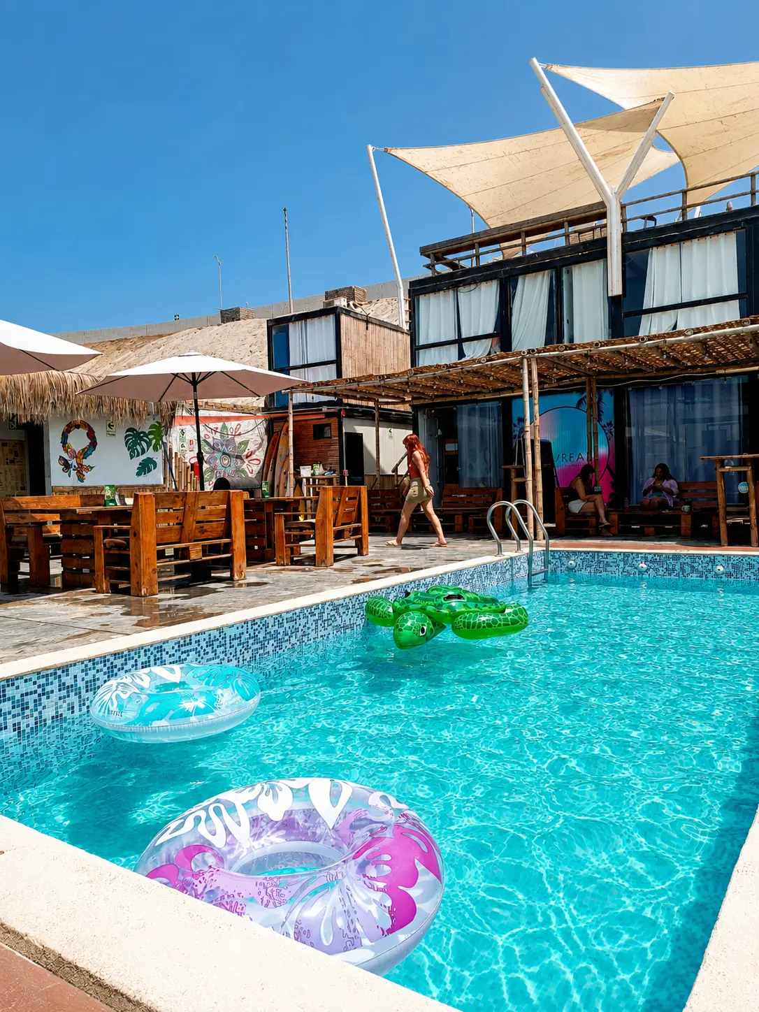 Piscina y espacios comunes de Surfari