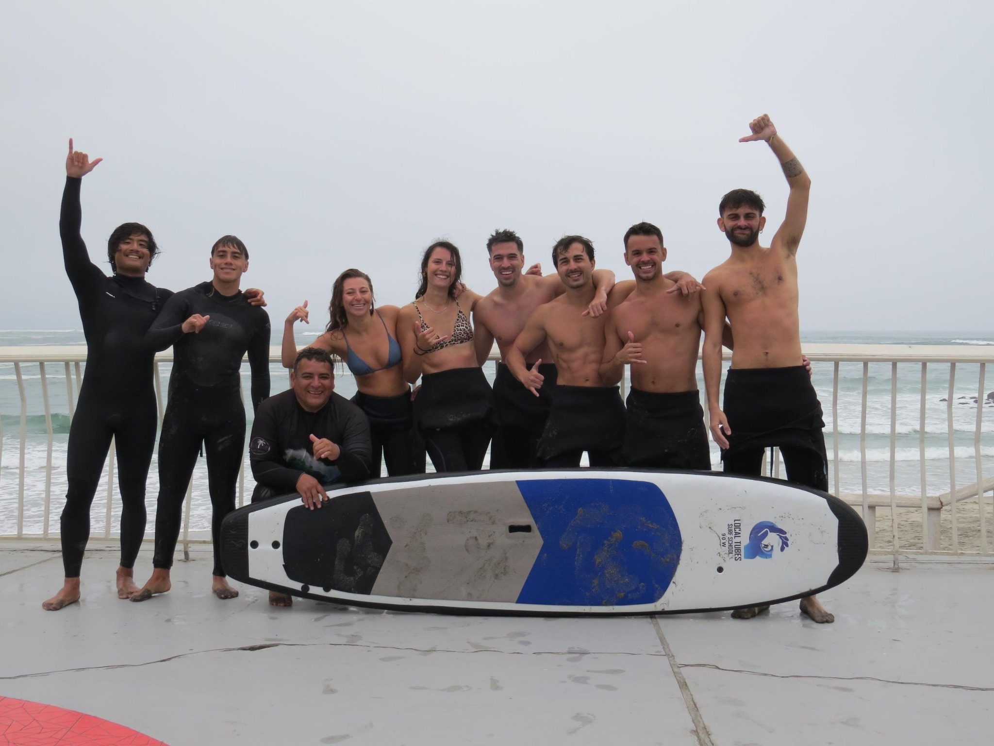 Amigos de Surfari junto al mar después de una sesión de surf