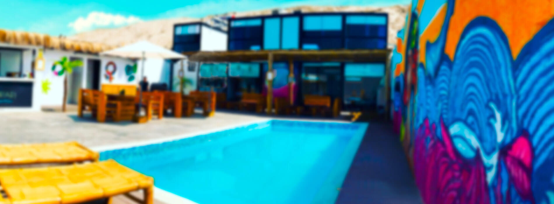 Piscina y espacios comunes de Surfari Punta Rocas