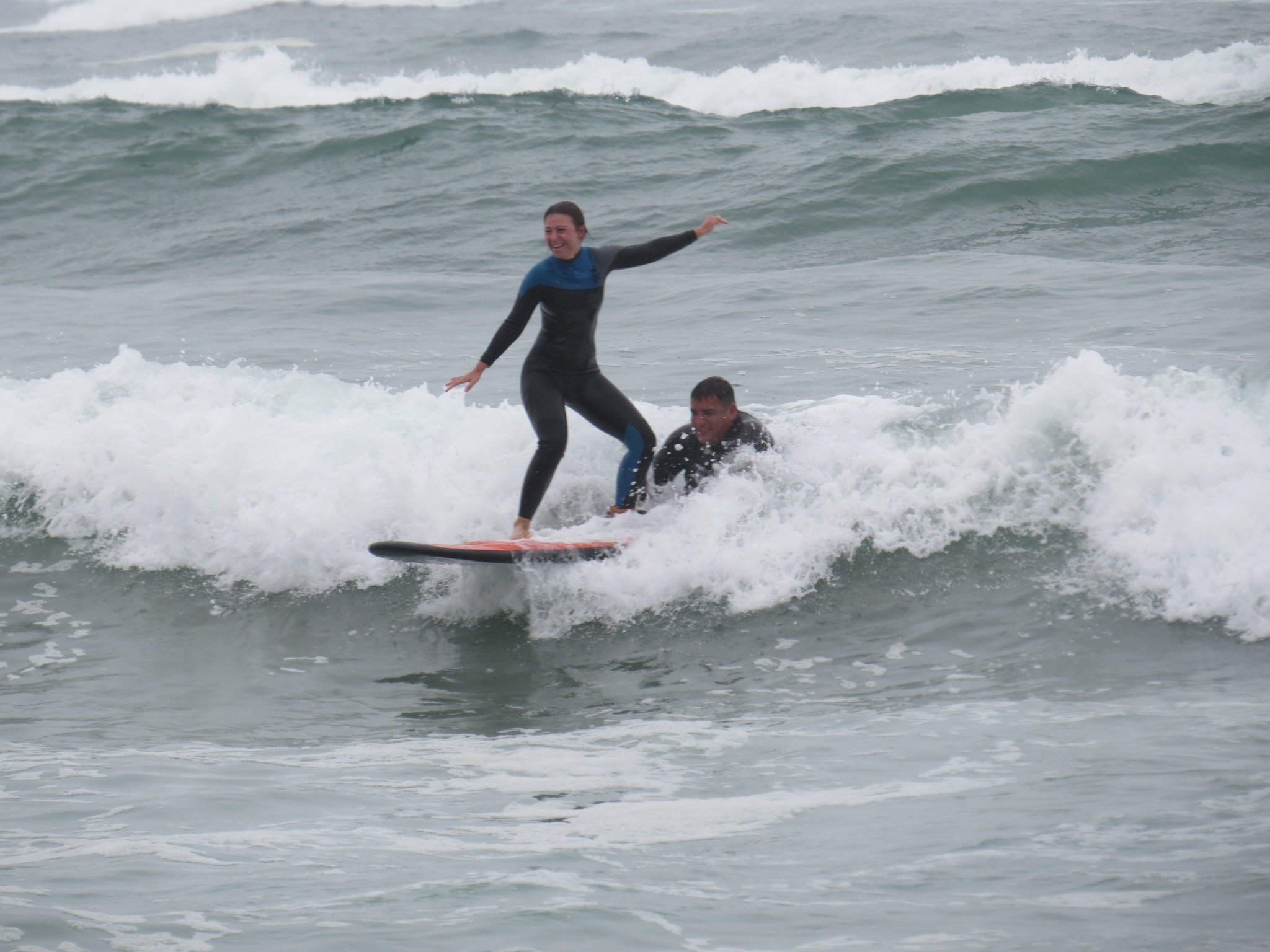 Huésped aprendiendo a surfear con Surfari